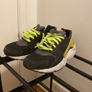 Running sneakers/ Nike huaraches